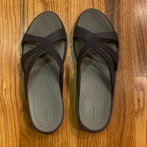 Crocs Sanrah strappy wedge heel sandals size 5